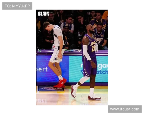 美国队长！SLAM回顾昨日詹姆斯赛场照与球迷分享瞬间高光时刻